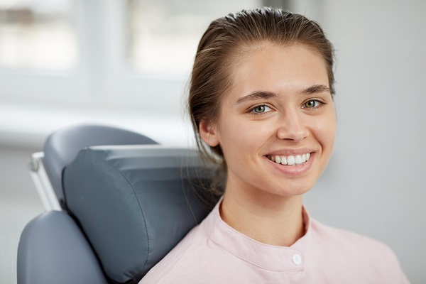 smiling-young-woman-in-dental-chair-38CBRJM.jpg
