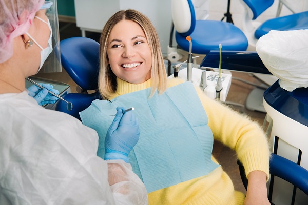 the-girl-smiles-at-the-dentist-and-looks-at-her-7WTGU43.jpg