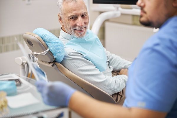 dentist-and-patient-looking-at-a-teeth-x-ray-image-L246A3H.jpg